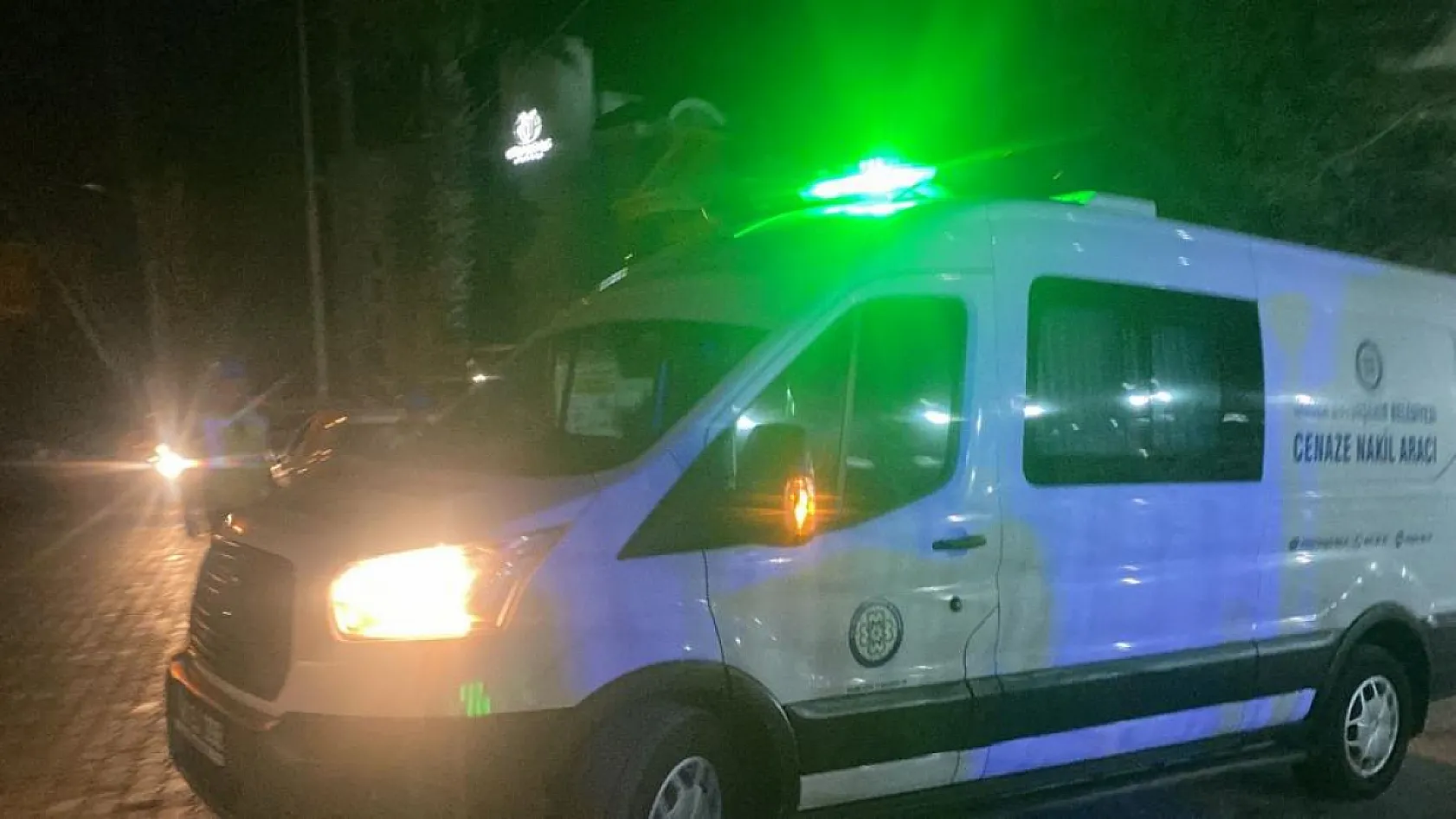 İnşaatta çelik kalıp işçilerin üzerine düştü: 1 ölü, 1 yaralı