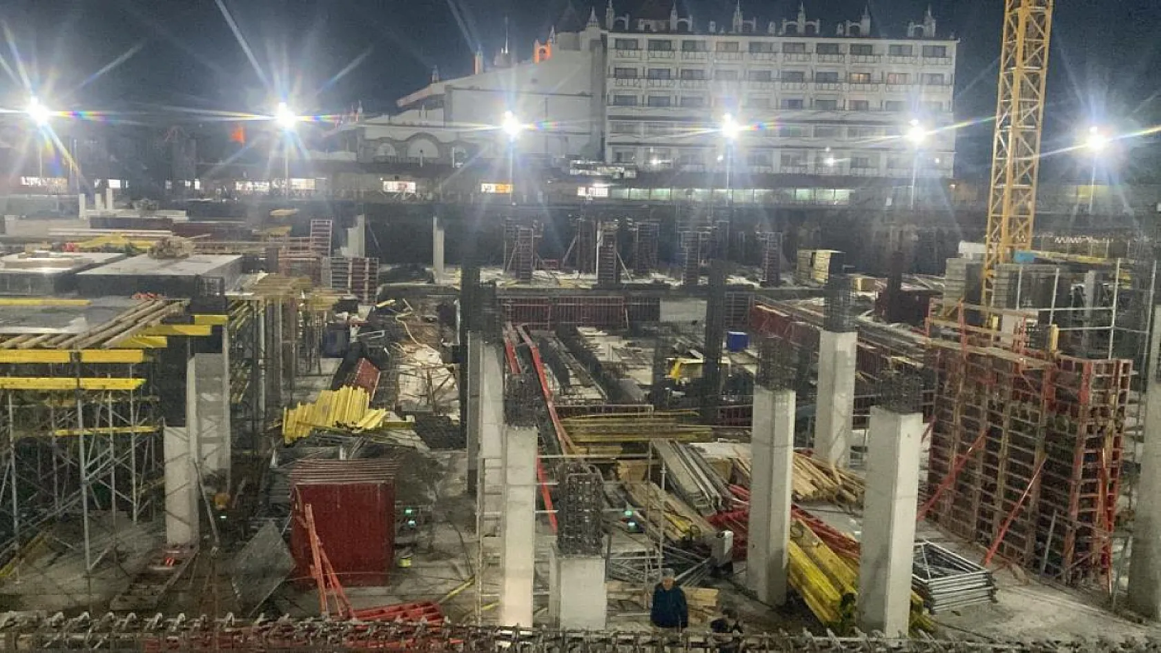 İnşaatta çelik kalıp işçilerin üzerine düştü: 1 ölü, 1 yaralı