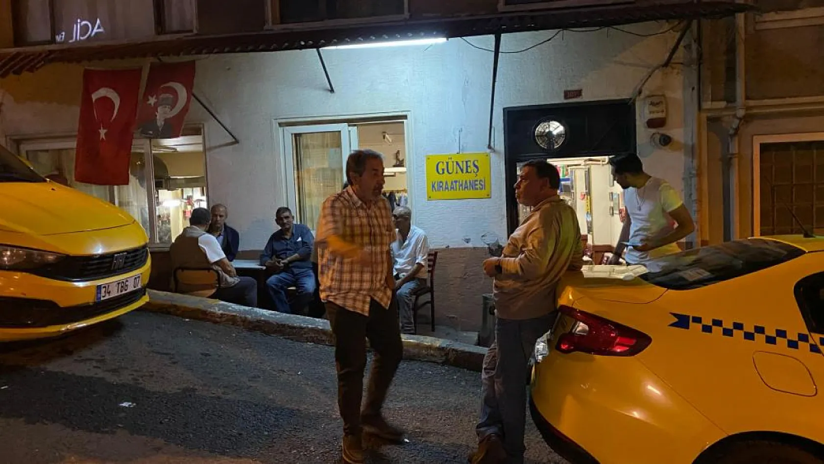 Taksiciyi defalarca bıçaklayıp yol kenarına atan saldırgan aracı alıp kaçtı