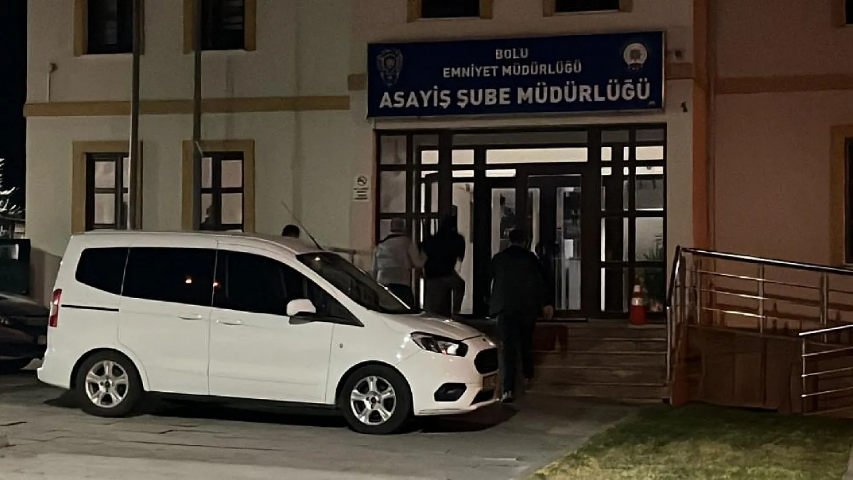 Karısını ve kayınpederini bıçaklayarak öldürdü