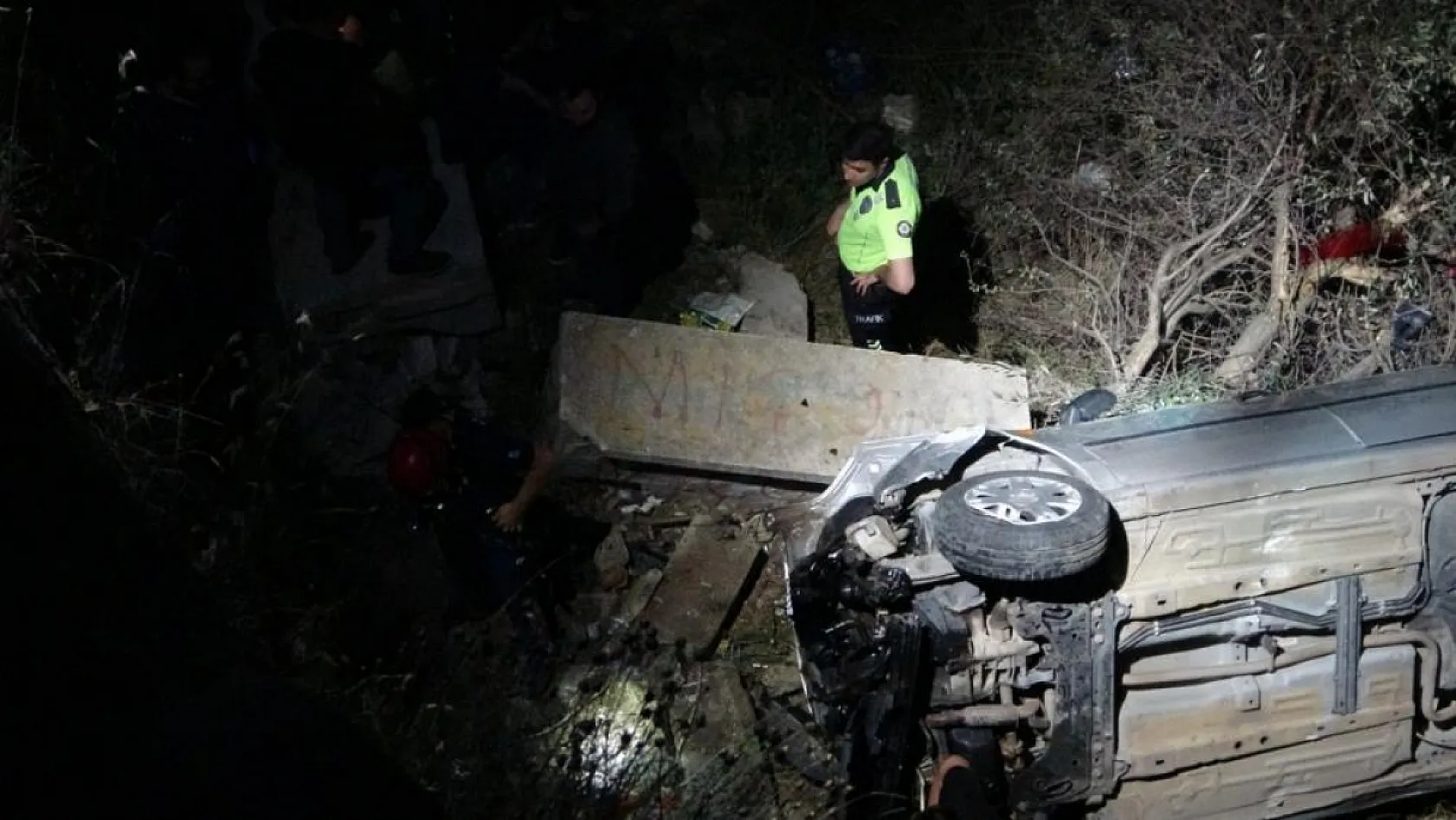 15 metrelik uçurumdan uçtular, hayatlarını ağaç kurtardı