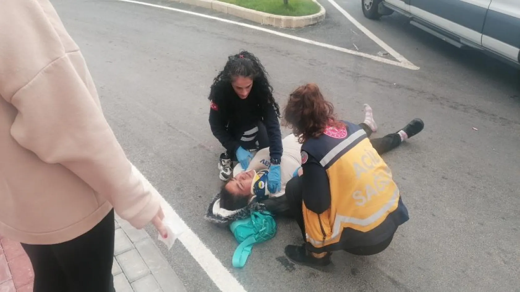 Şiddetli fırtına motosiklet sürücüsünü düşürdü! Az kalsın ölüyordu
