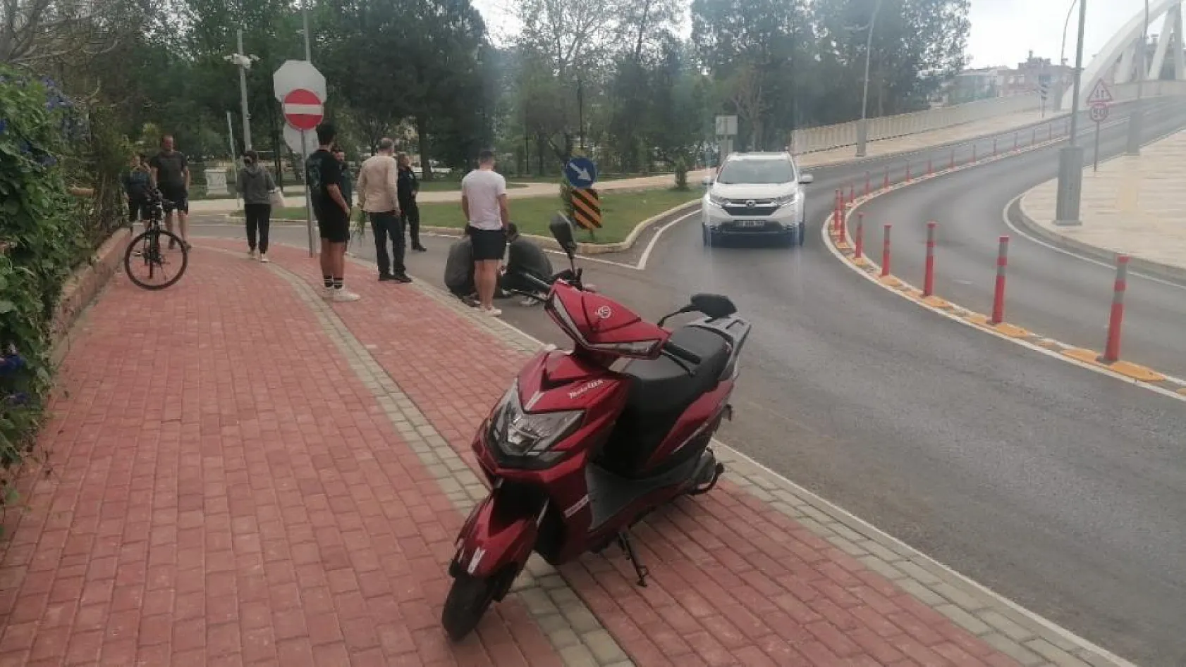 Şiddetli fırtına motosiklet sürücüsünü düşürdü! Az kalsın ölüyordu