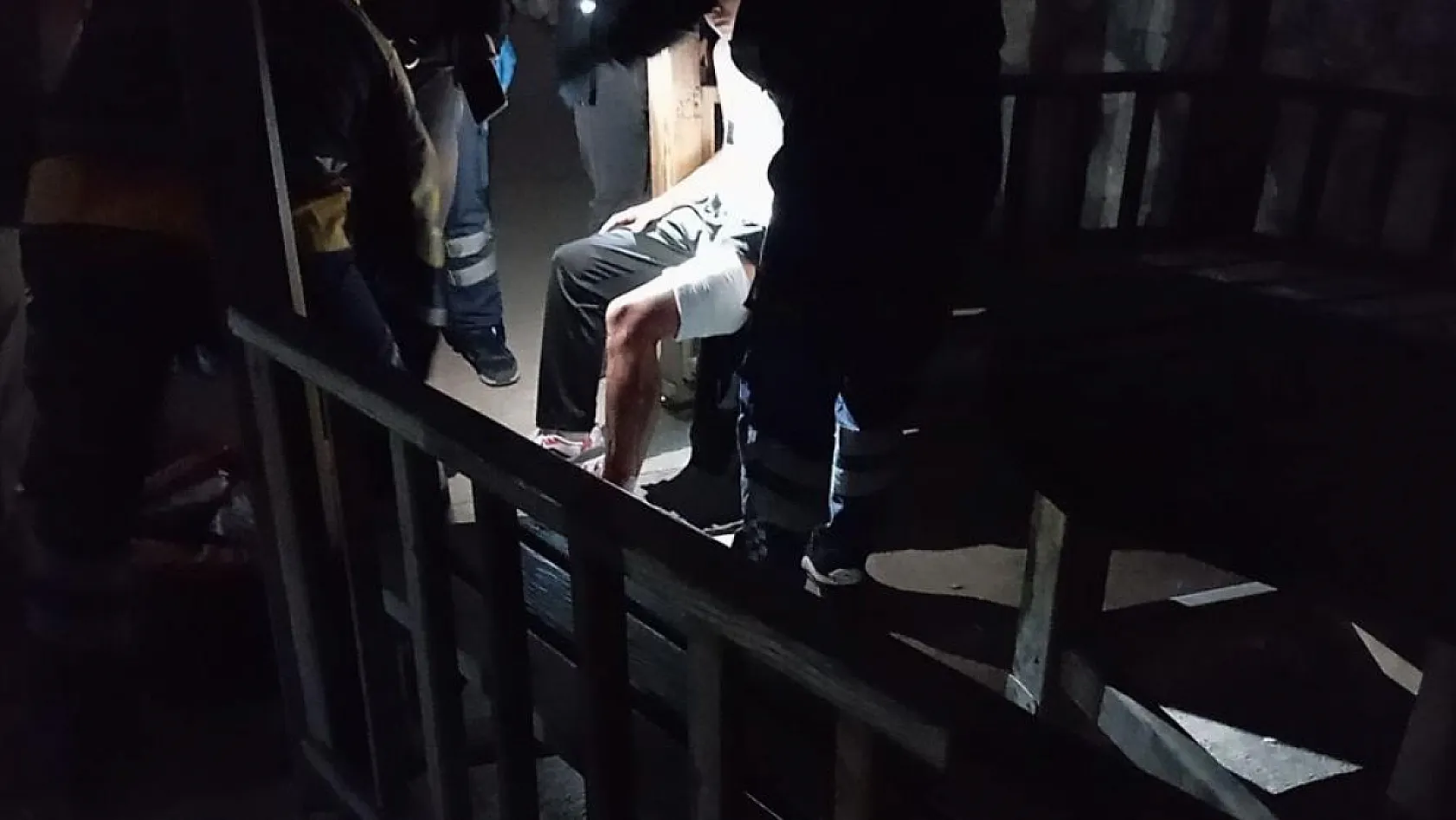 17 yaşındaki genç, okul bahçesinde bıçaklı saldırıya uğradı