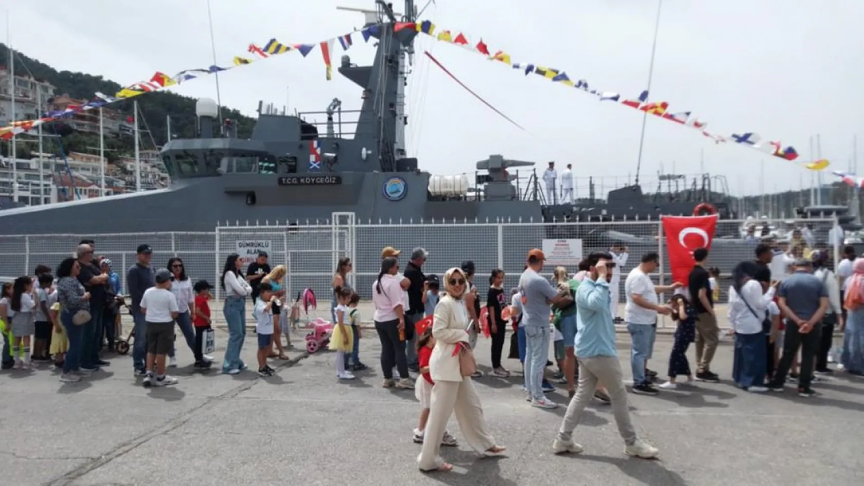 Fethiye'de halkın ziyaretine açılan askeri gemi ilgi gördü