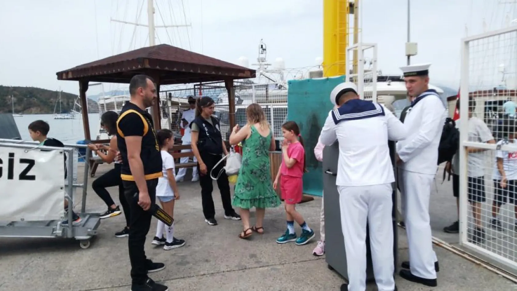 Fethiye'de halkın ziyaretine açılan askeri gemi ilgi gördü