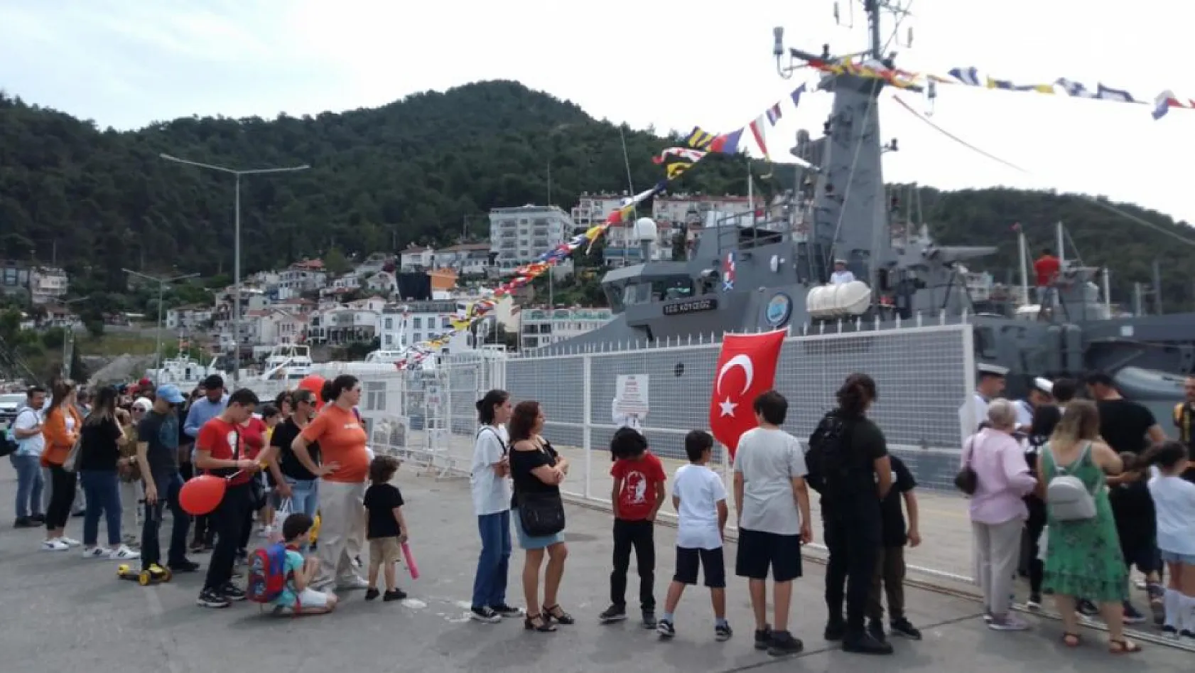 Fethiye'de halkın ziyaretine açılan askeri gemi ilgi gördü