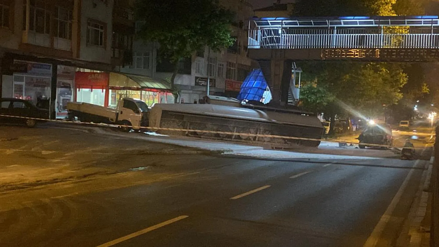 Benzin yüklü tanker kaza yaptı: Patlama riskine karşı karayolu trafiğe kapatıldı, evler tahliye edildi