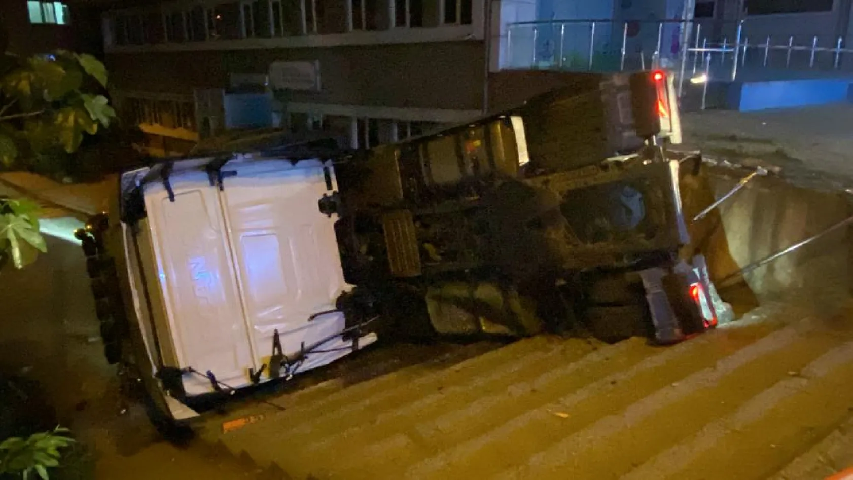 Benzin yüklü tanker kaza yaptı: Patlama riskine karşı karayolu trafiğe kapatıldı, evler tahliye edildi
