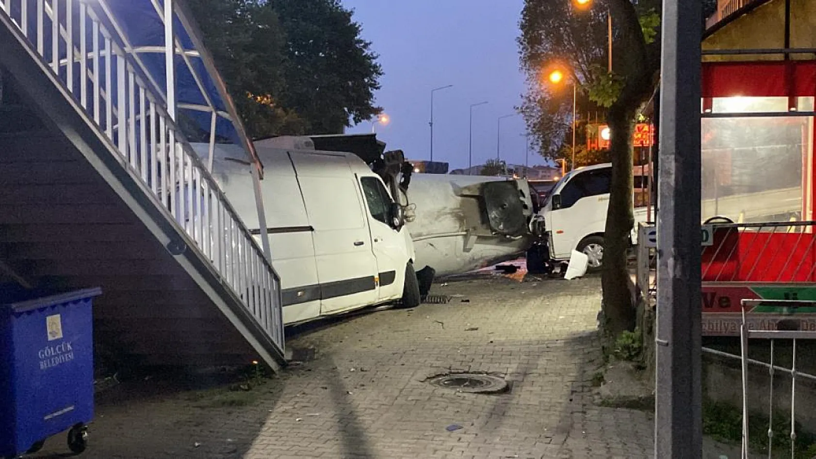 Benzin yüklü tanker kaza yaptı: Patlama riskine karşı karayolu trafiğe kapatıldı, evler tahliye edildi