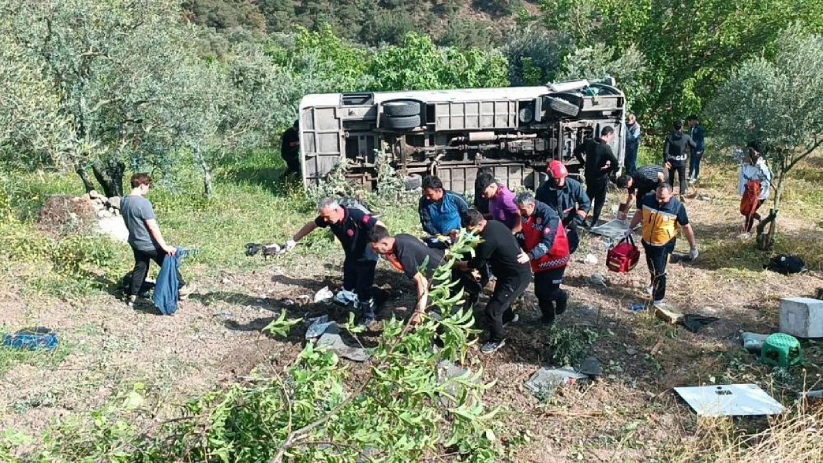 Doğa yürüyüşünden dönen öğrenciler faciayı yaşadı: Tur otobüsü şarampole devrildi 3'ü ağır 12 yaralı
