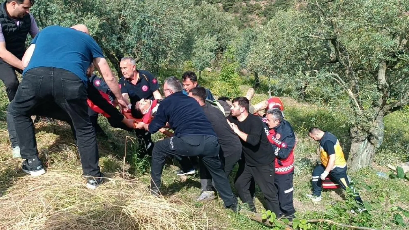 Doğa yürüyüşünden dönen öğrenciler faciayı yaşadı: Tur otobüsü şarampole devrildi 3'ü ağır 12 yaralı