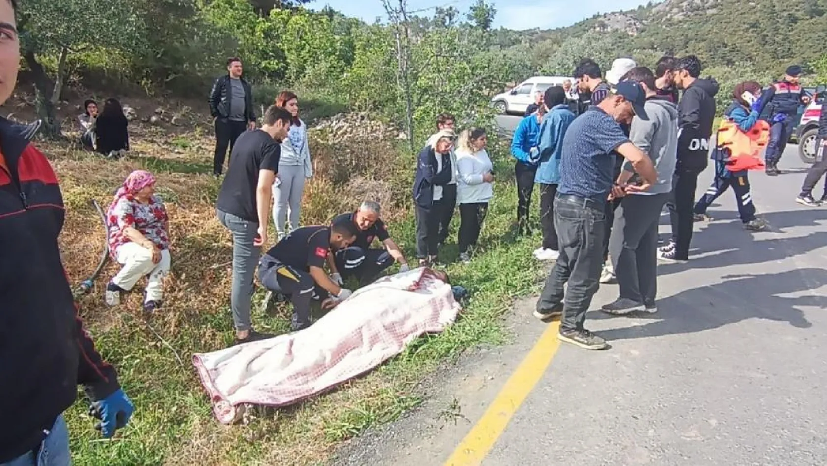 Doğa yürüyüşünden dönen öğrenciler faciayı yaşadı: Tur otobüsü şarampole devrildi 3'ü ağır 12 yaralı