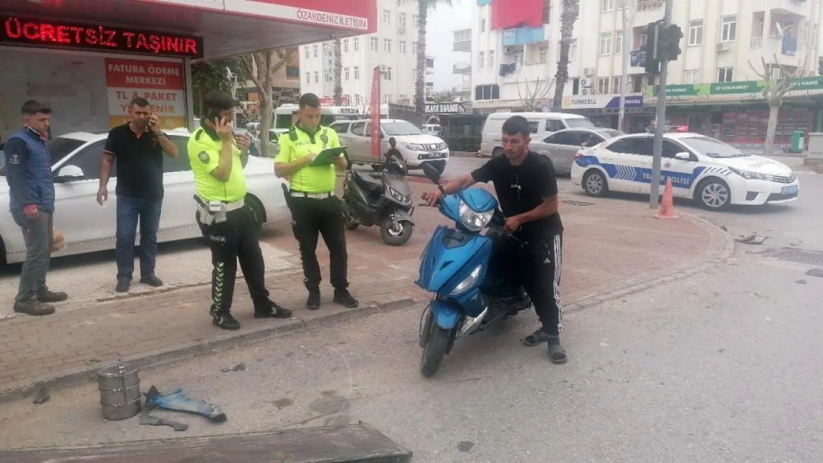 Kırmızı ışık ihlali yapıp motosiklete çarptı, aracından bile inmeden kaçtı