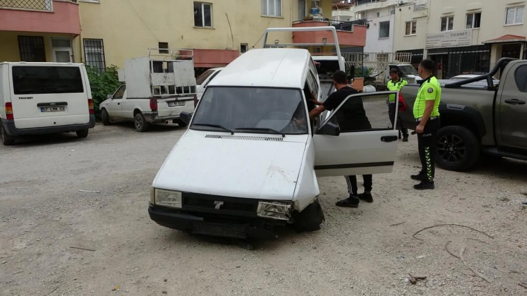 Kırmızı ışık ihlali yapıp motosiklete çarptı, aracından bile inmeden kaçtı