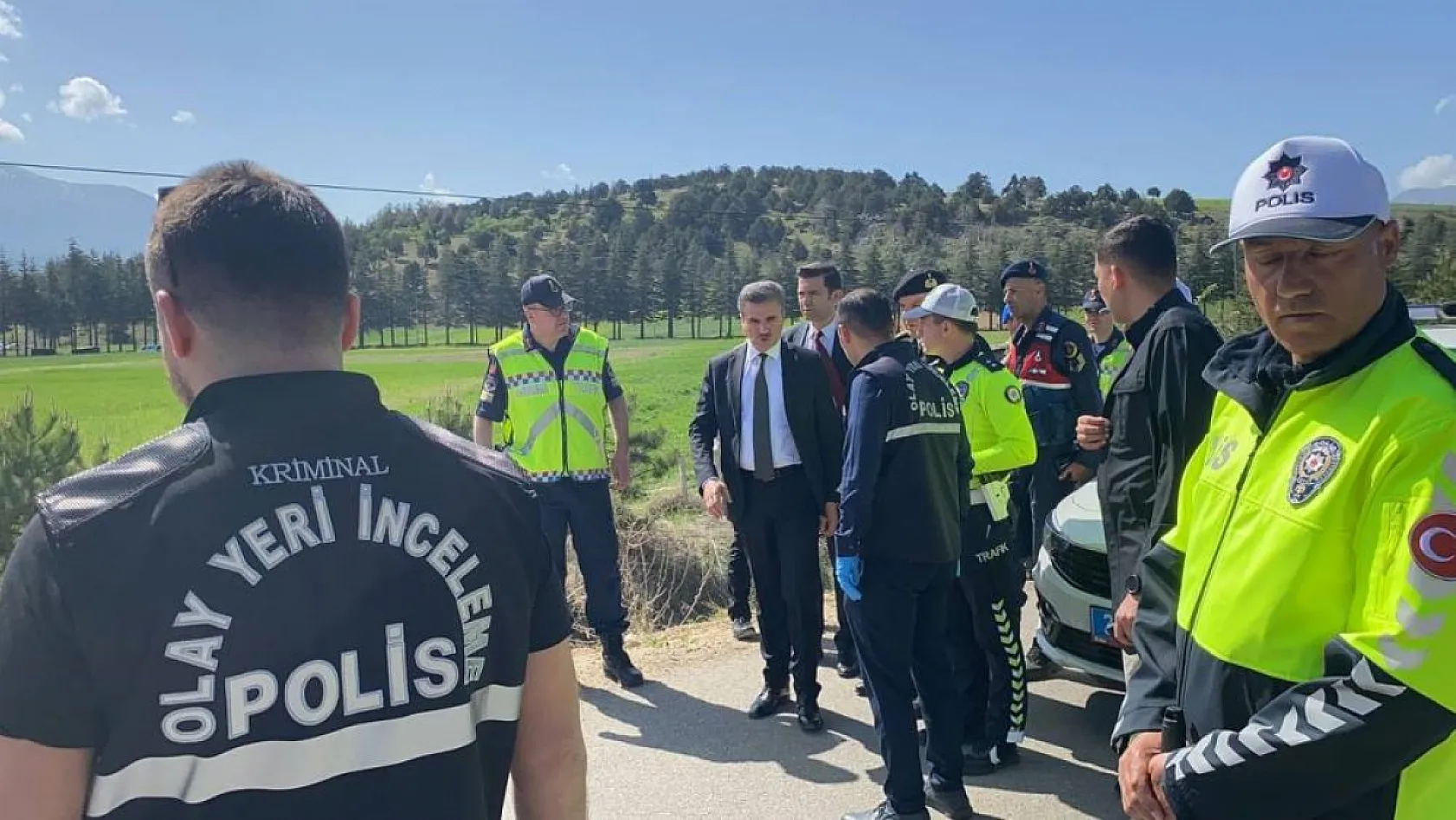 Feci kaza: Otomobil ile polis aracı çarpıştı 1 polis şehit oldu, 4 asker yaralandı