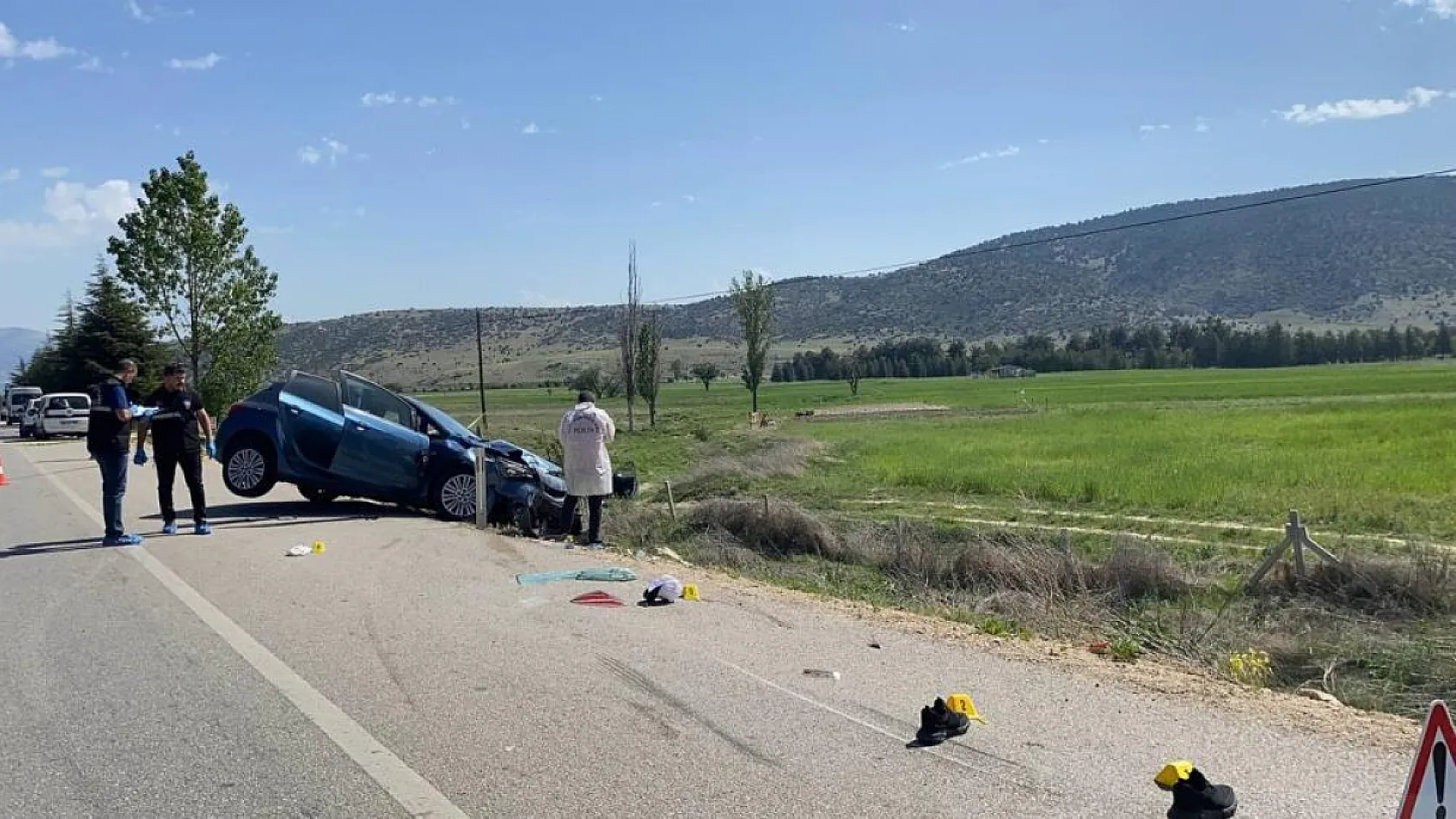 Feci kaza: Otomobil ile polis aracı çarpıştı 1 polis şehit oldu, 4 asker yaralandı
