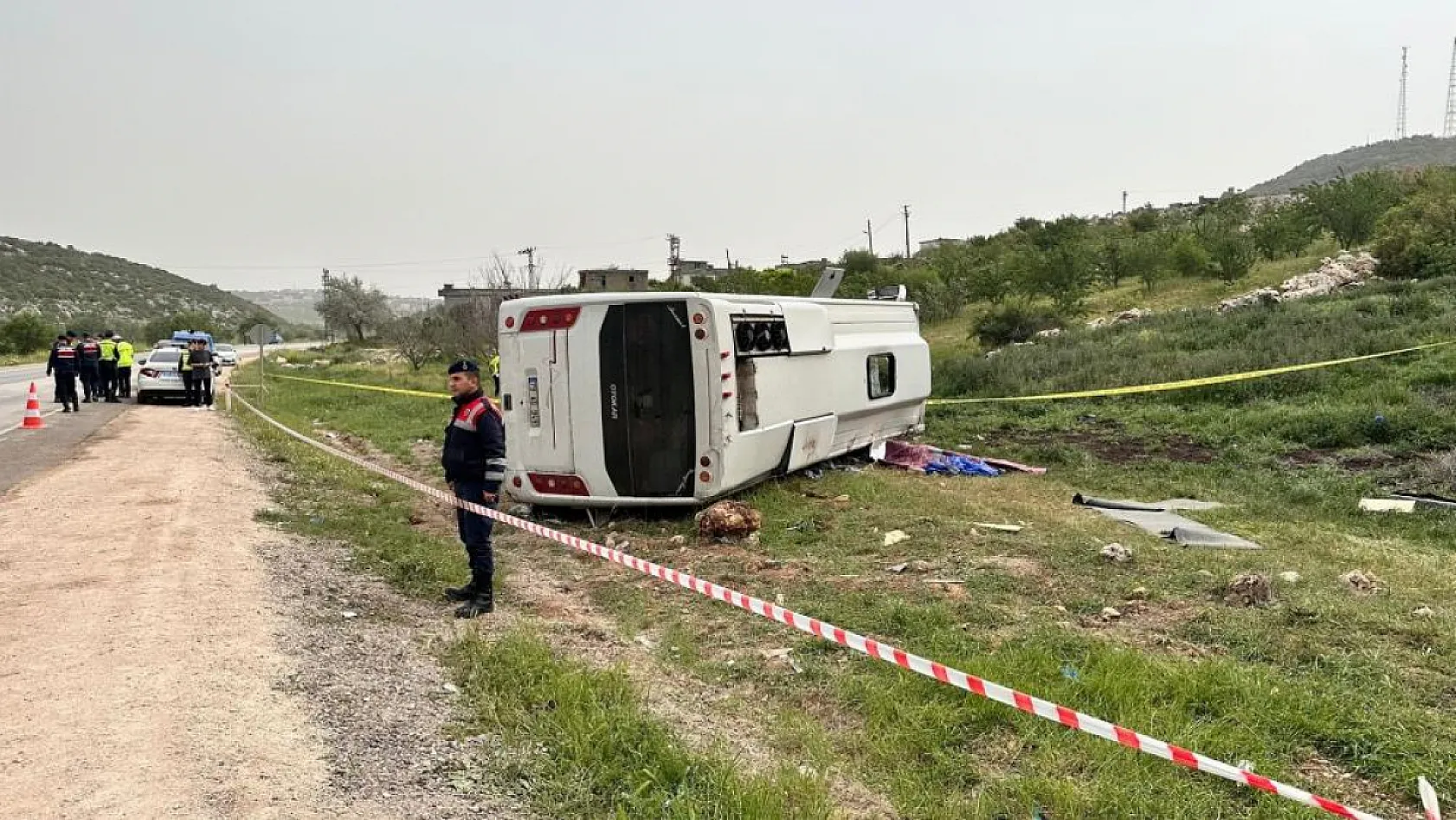 Yolcu taşıyan midibüs devrildi: 31 yaşındaki astsubay çavuş hayatını kaybetti, 17 kişi yaralı