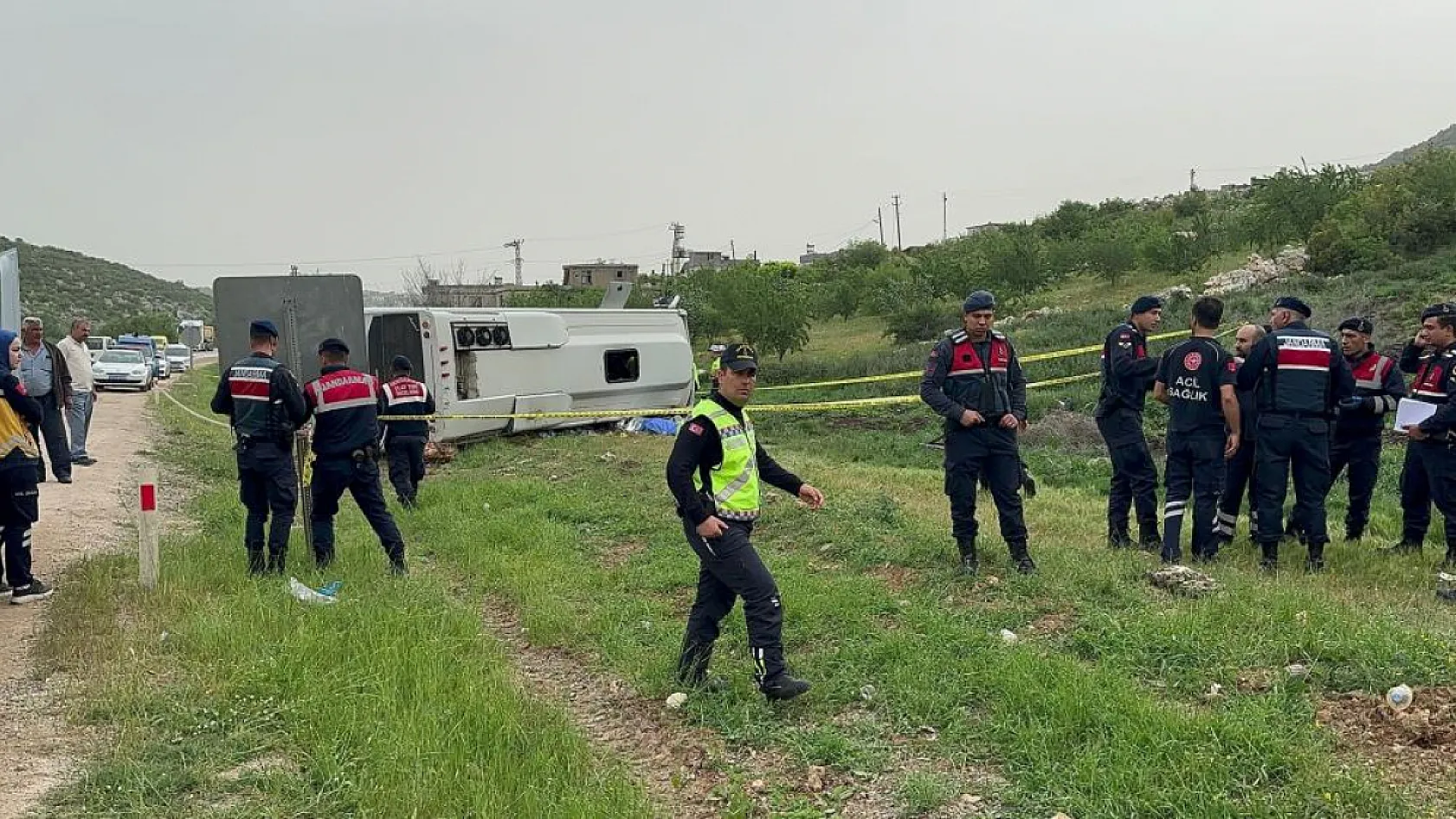 Yolcu taşıyan midibüs devrildi: 31 yaşındaki astsubay çavuş hayatını kaybetti, 17 kişi yaralı
