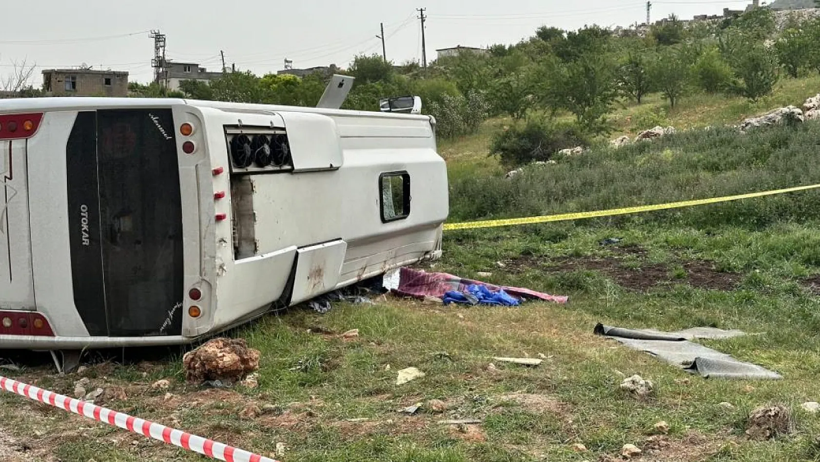 Yolcu taşıyan midibüs devrildi: 31 yaşındaki astsubay çavuş hayatını kaybetti, 17 kişi yaralı