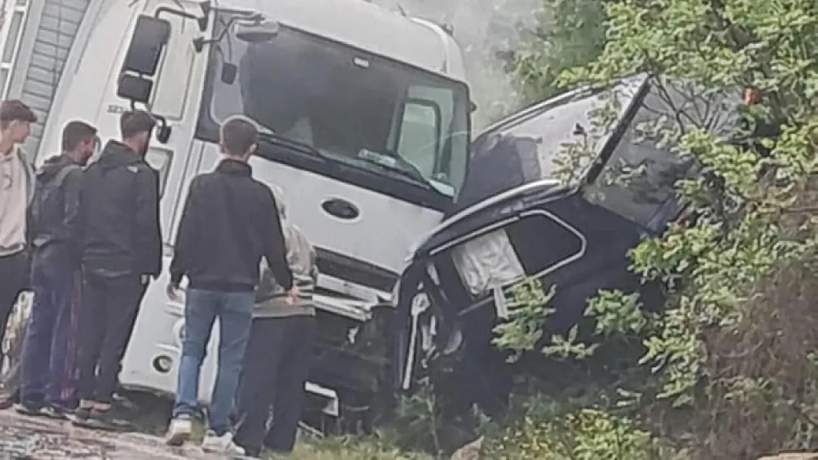 Şerit ihlali yapan kamyon 2 aracı biçti, anne ve oğlu can verdi