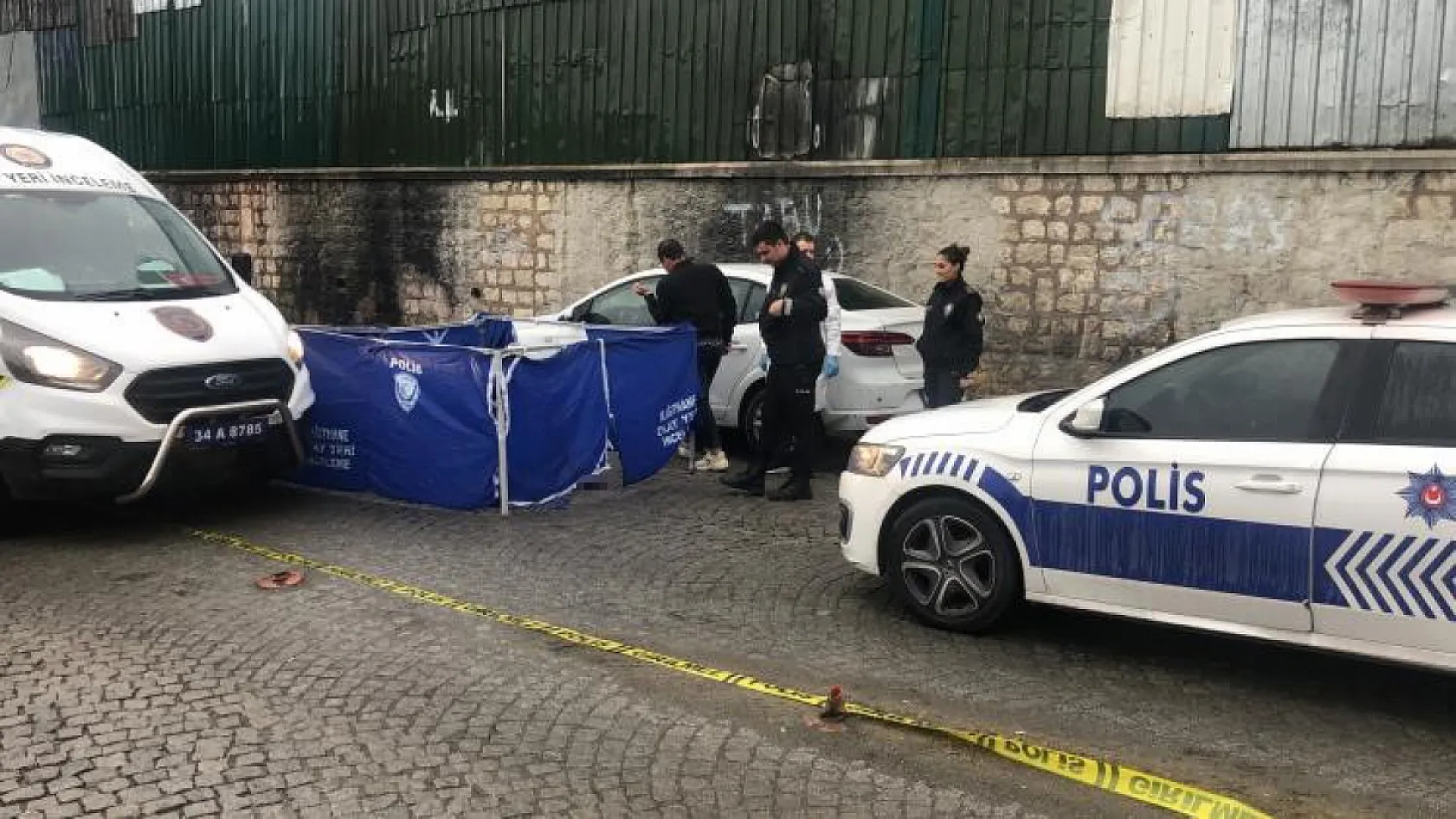 40 yaşındaki genç, otomobilin içerisinde kafasından silahla vurulmuş halde bulundu