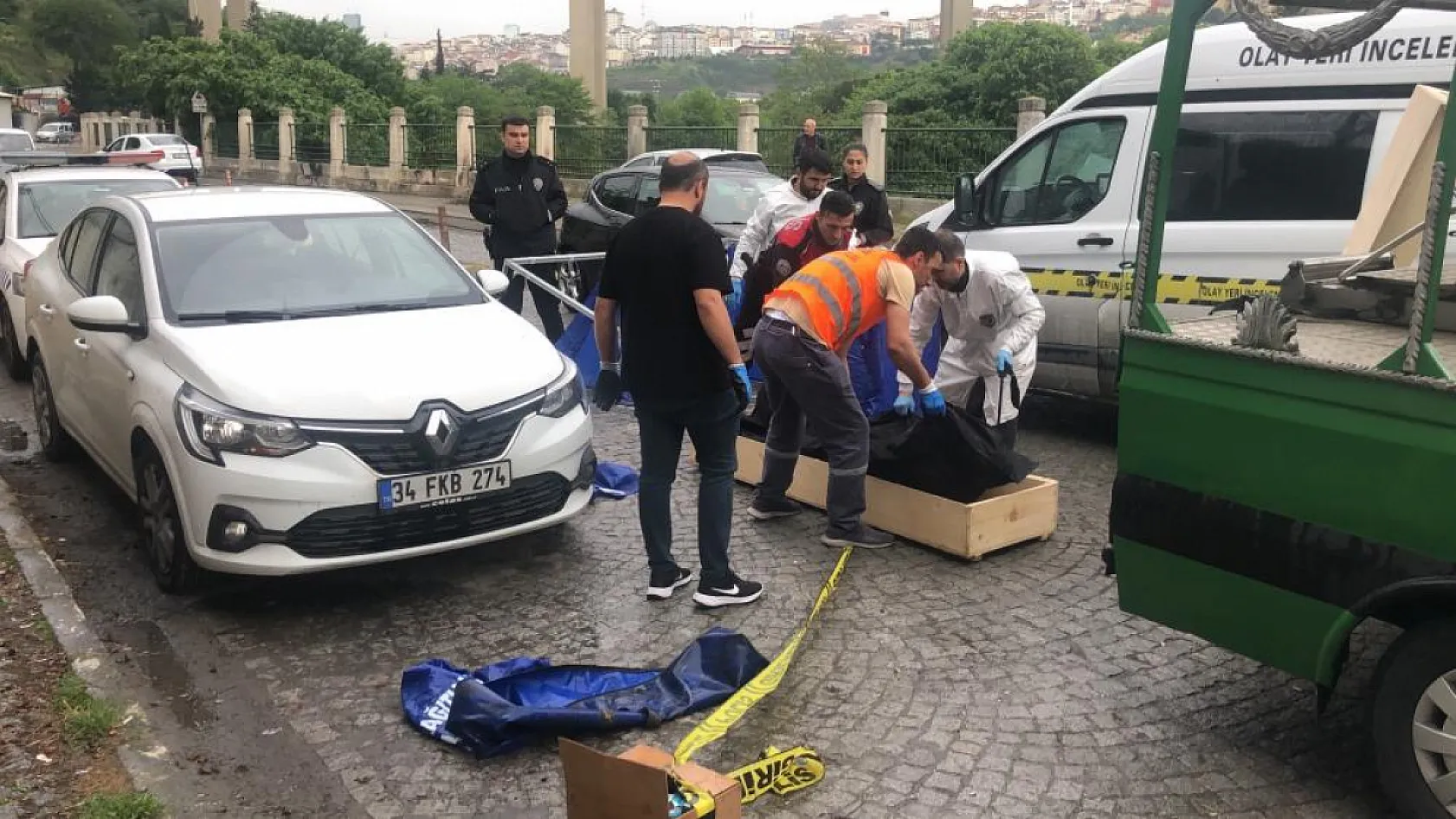 40 yaşındaki genç, otomobilin içerisinde kafasından silahla vurulmuş halde bulundu