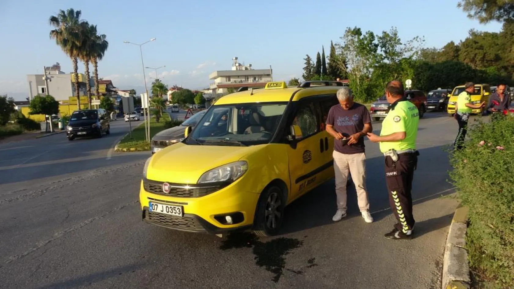 Ticari taksi ile motosiklet çarpıştı: 1 yaralı
