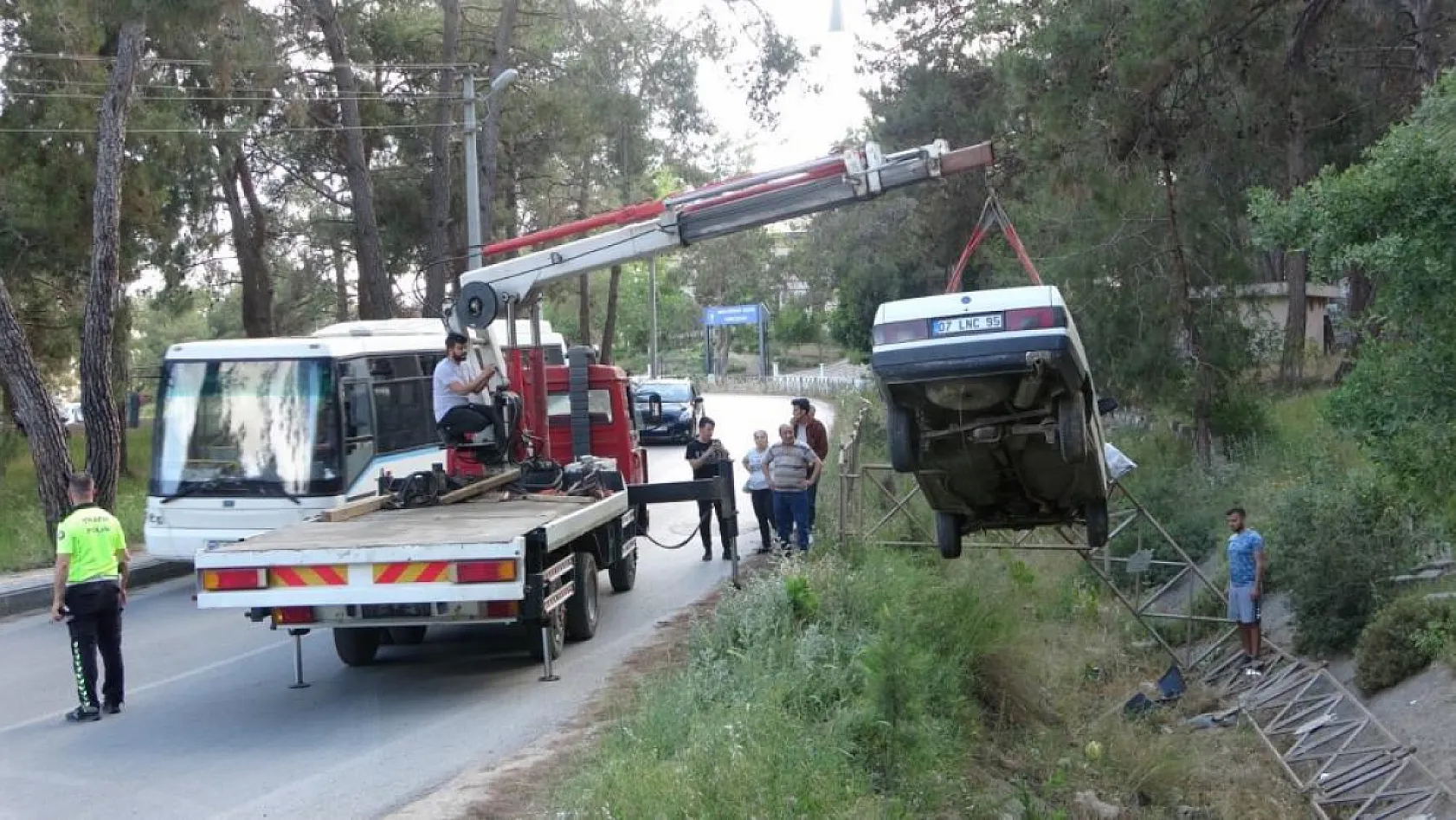 Kanala uçan otomobilden burnu bile kanamadan çıktı
