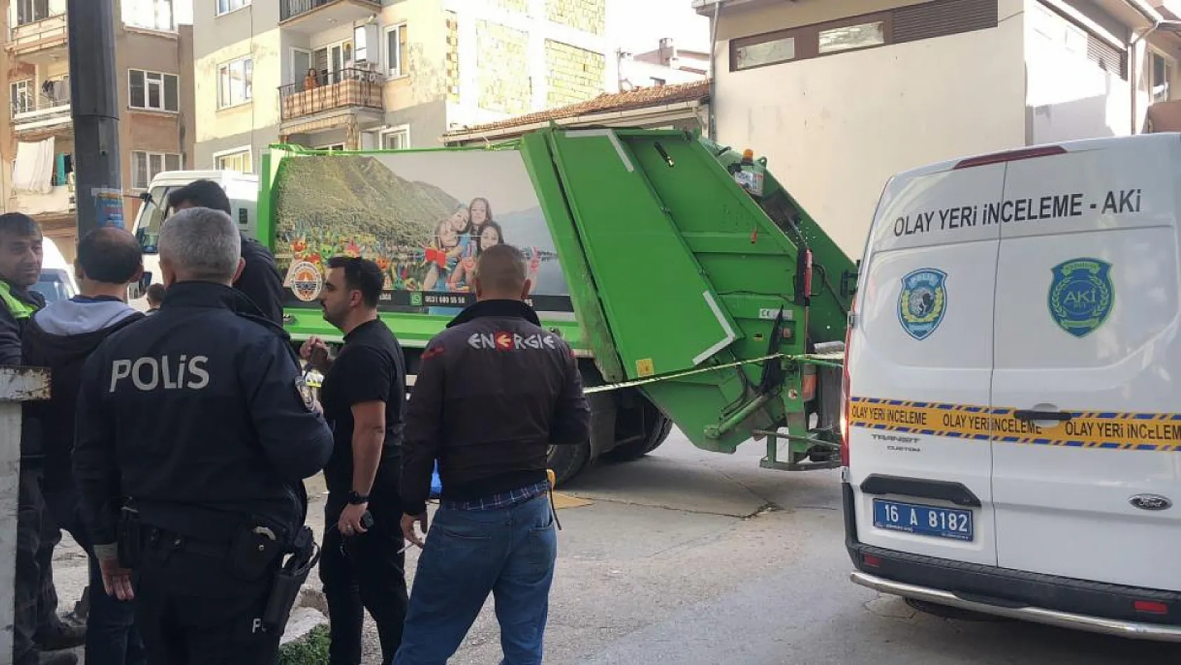 Yaşlı kadın kamyon altında kalarak can verdi
