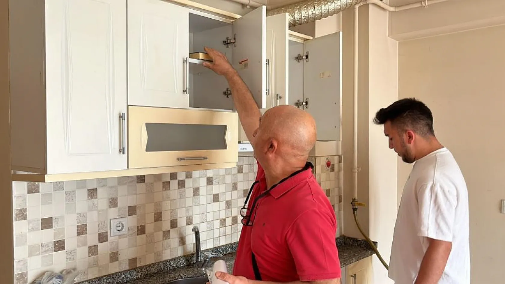 Kiracısını öldü sanan ev sahibi, eve polisle girince şok yaşadı