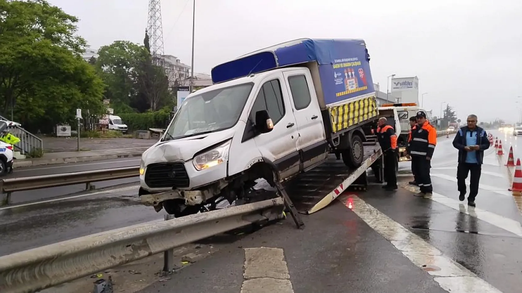 Kamyonet, bariyere ok gibi saplandı