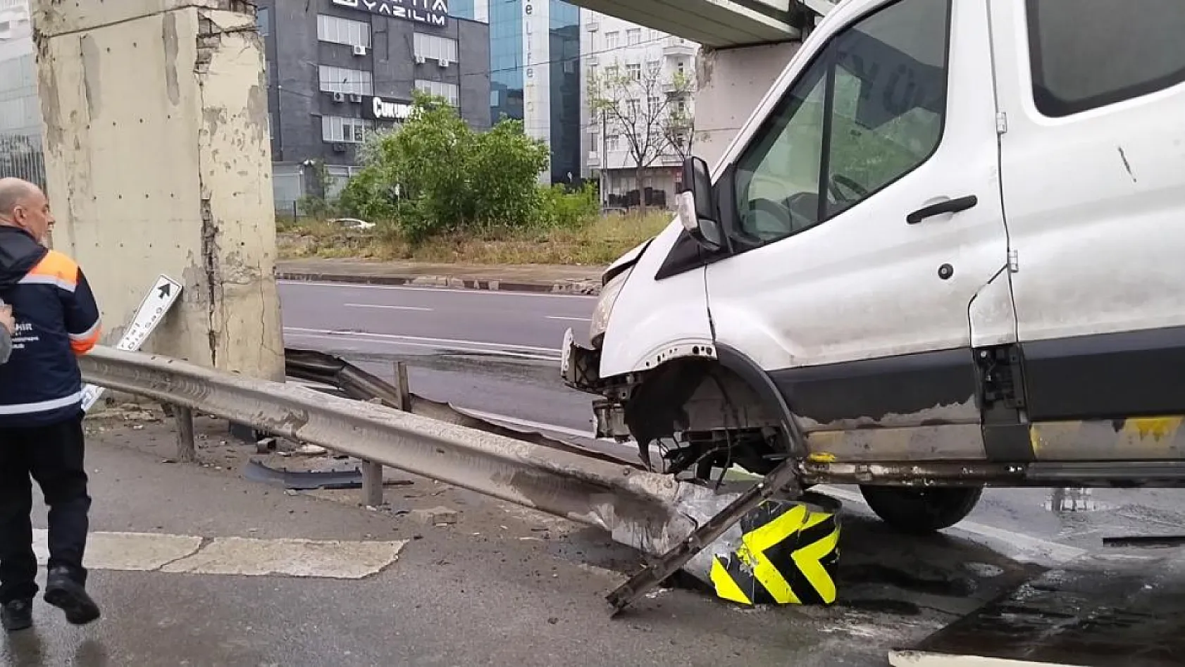 Kamyonet, bariyere ok gibi saplandı