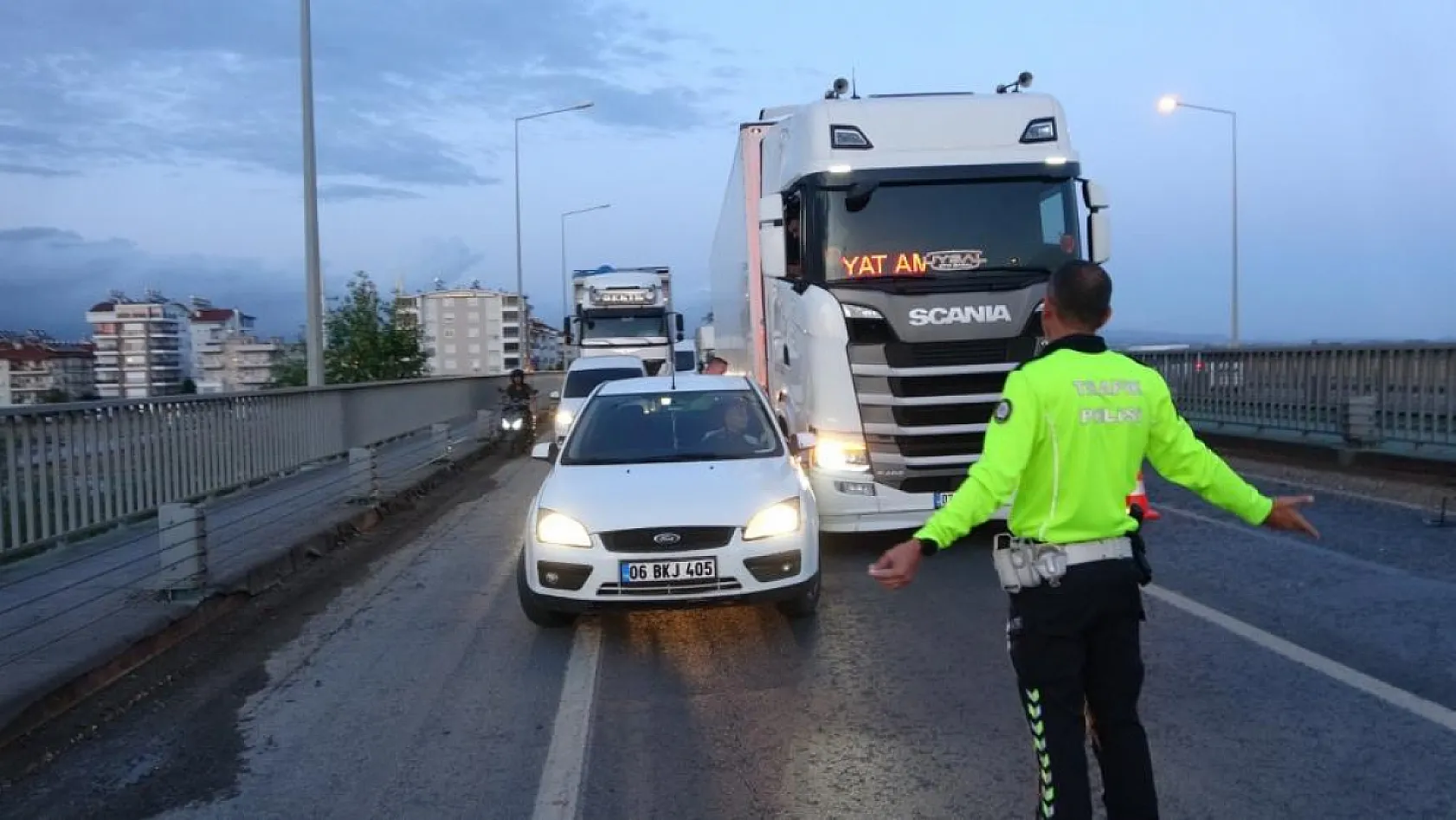 Köprüdeki feci kaza ucuz atlatıldı
