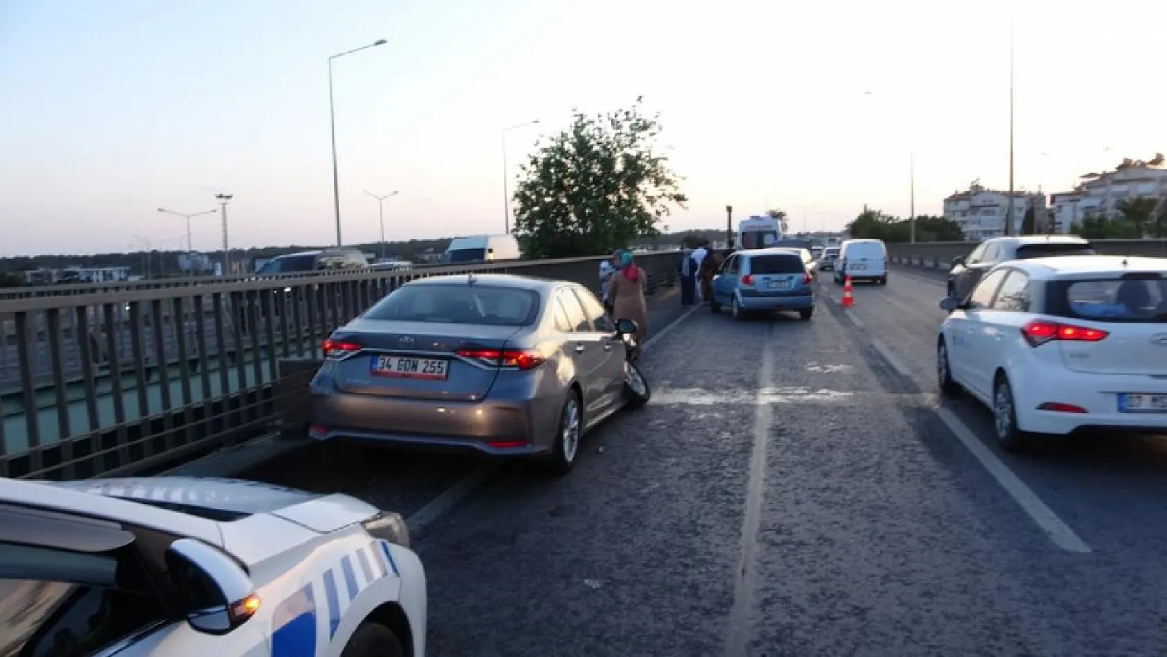 Köprüdeki feci kaza ucuz atlatıldı