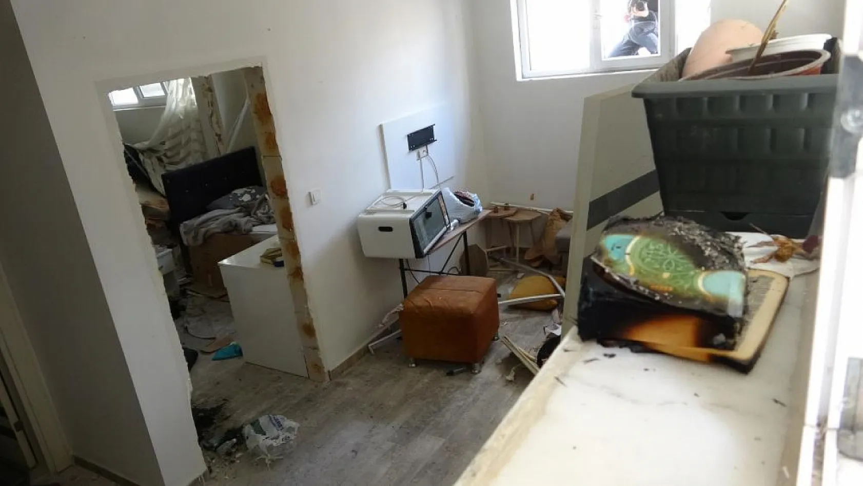 Patlamayı duyan deprem sandı, kendini dışarı attı