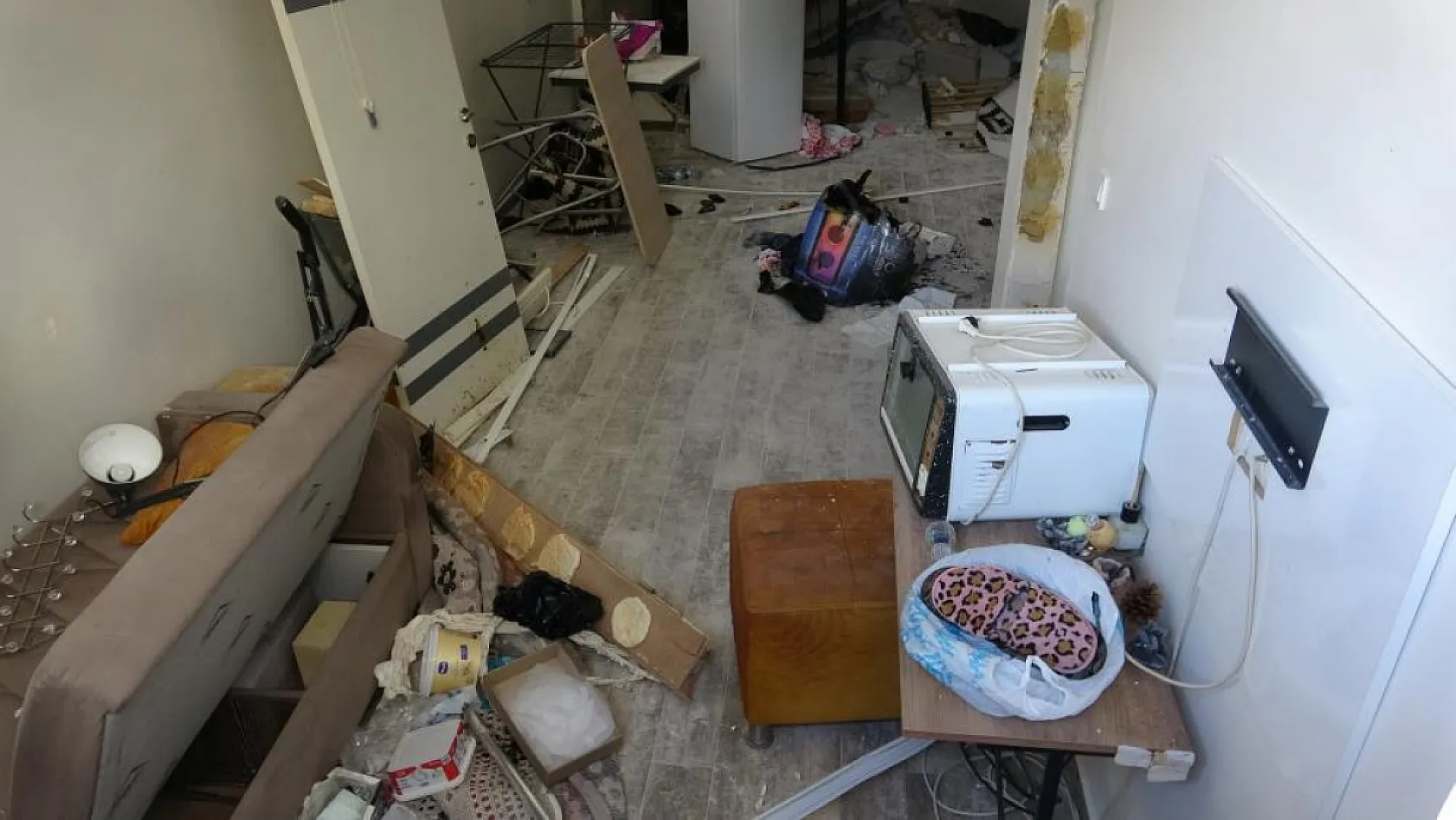 Patlamayı duyan deprem sandı, kendini dışarı attı