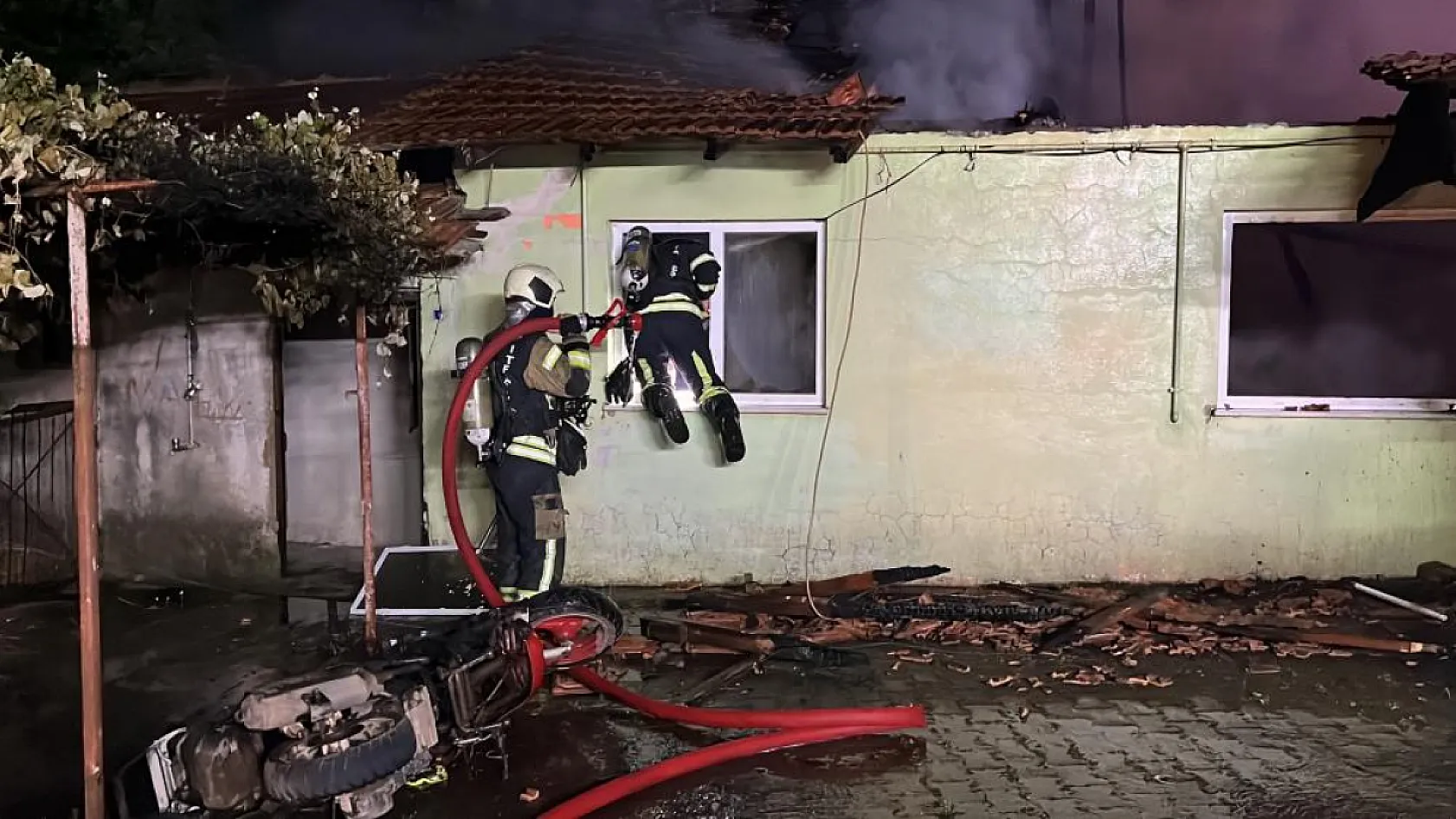 Alkollü şahıs, annesinin de içinde bulunduğu evi yaktı