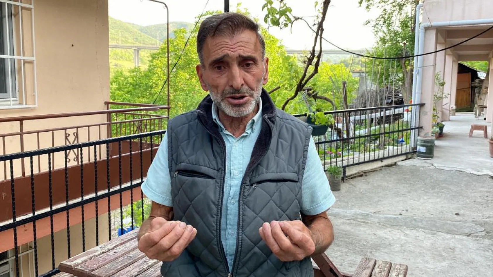 Boşanma aşamasında olduğu kocasının evini yaktı, oturup izledi