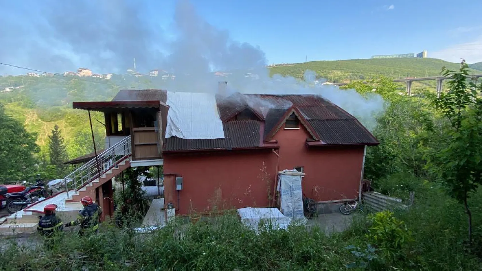 Boşanma aşamasında olduğu kocasının evini yaktı, oturup izledi
