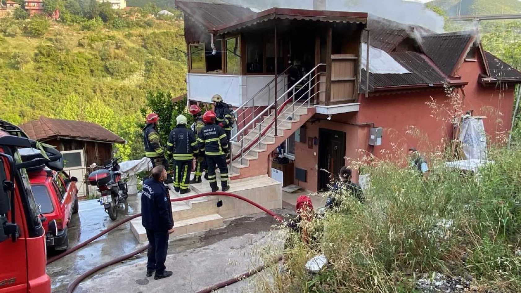 Boşanma aşamasında olduğu kocasının evini yaktı, oturup izledi