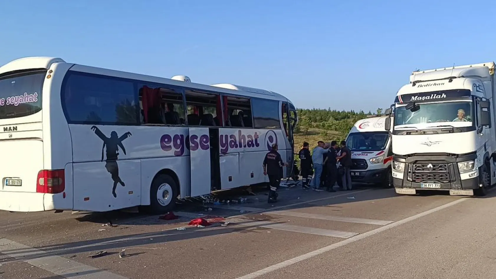 Feci kaza Yolcu otobüsü kamyonetle çarpıştı: 17 yaralı