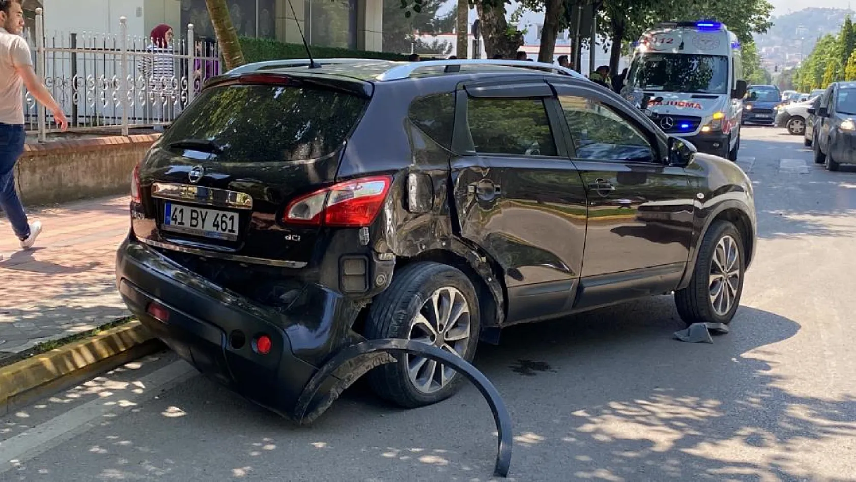 Kavşakta otomobiller çarpıştı: 3 yaralı