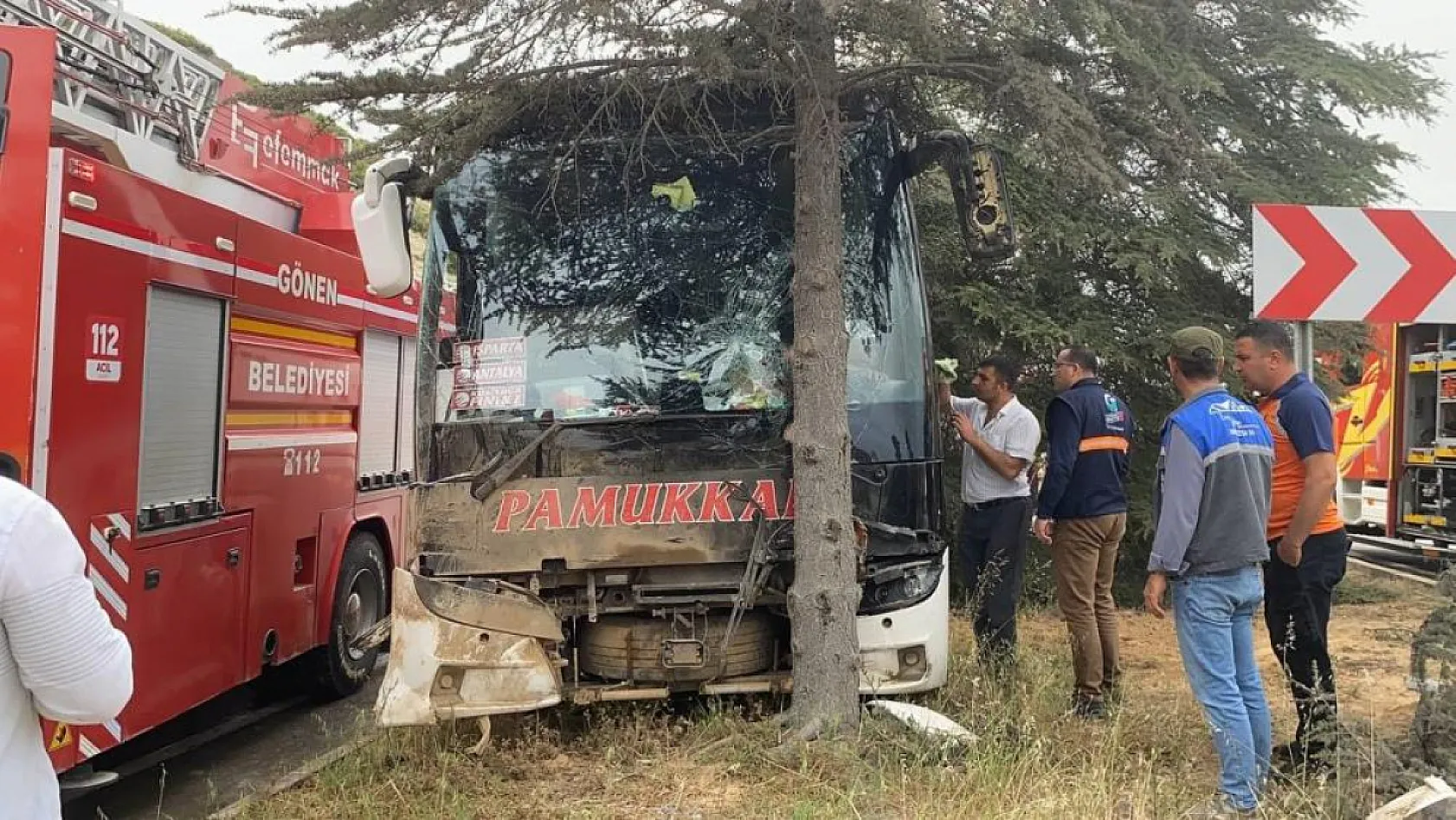 Kontrolden çıkan yolcu otobüsü ağaca çarptı: İlk belirlemelere göre 11 yaralı var