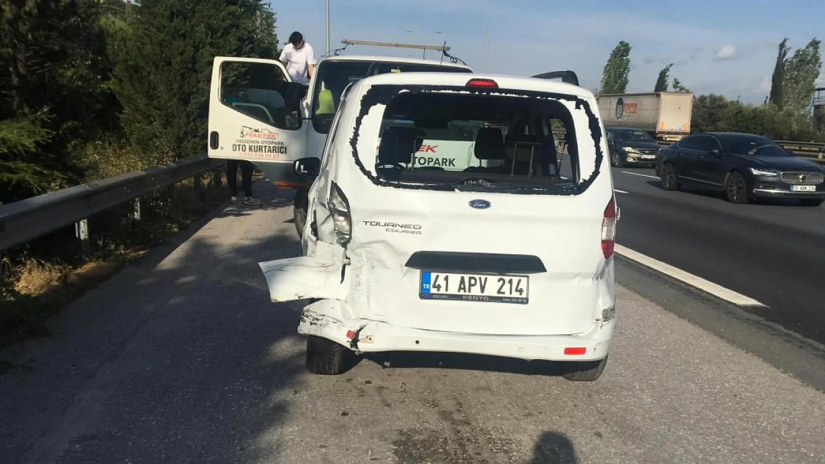 3 aracın karıştığı feci kazada 3 kişi yaralandı