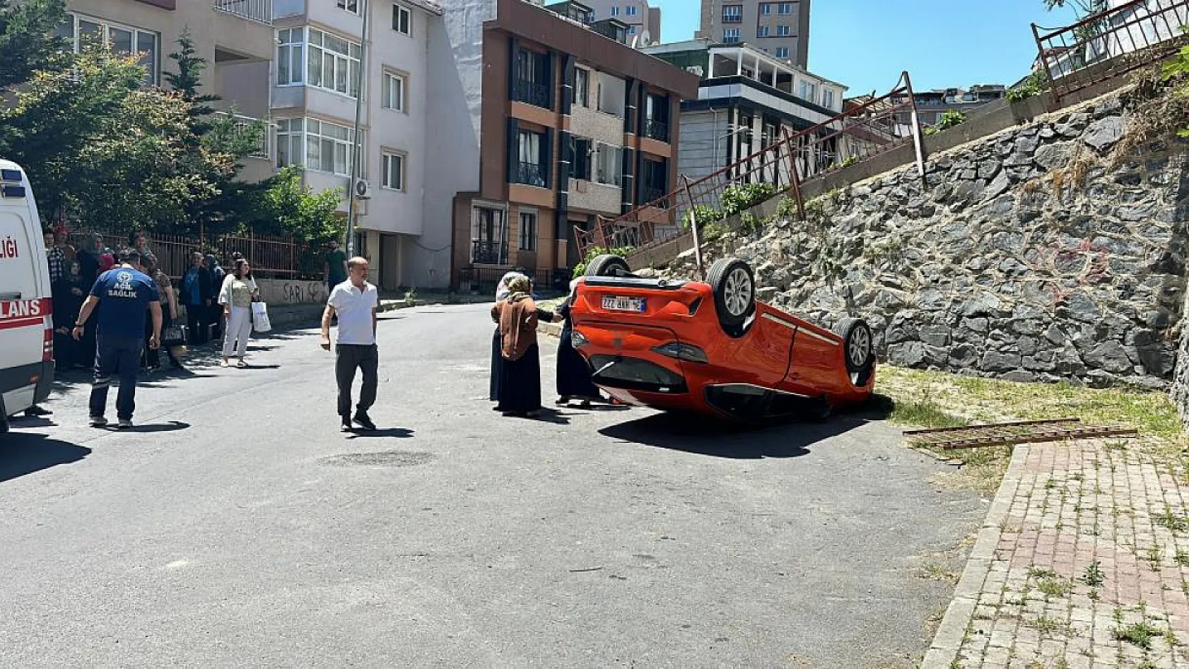 Akıl almaz kaza: Vitesleri karıştırınca aşağıya düştü, kardeşi gözyaşına boğuldu