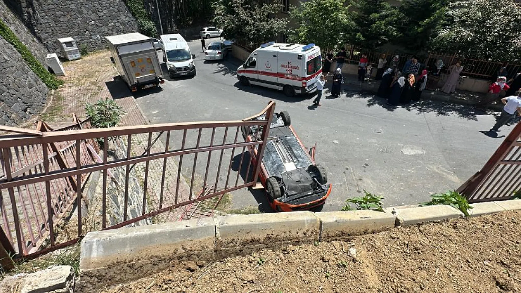 Akıl almaz kaza: Vitesleri karıştırınca aşağıya düştü, kardeşi gözyaşına boğuldu