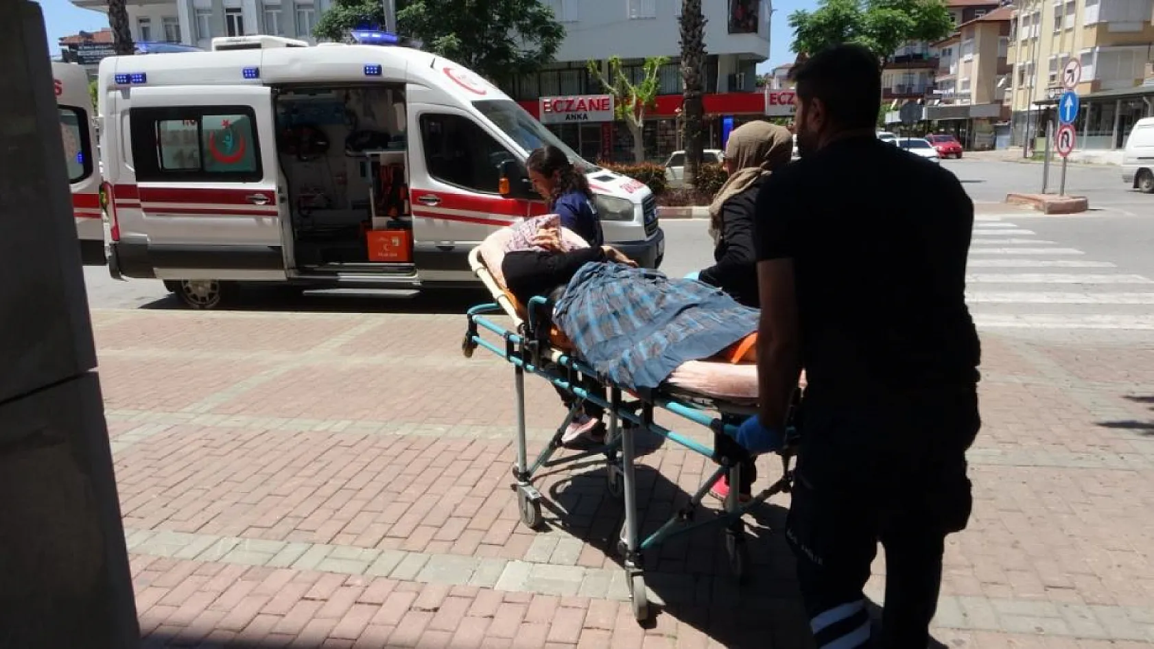 Eteği motosikletin zincirine takılan kadın yerde sürüklenip ölümden döndü