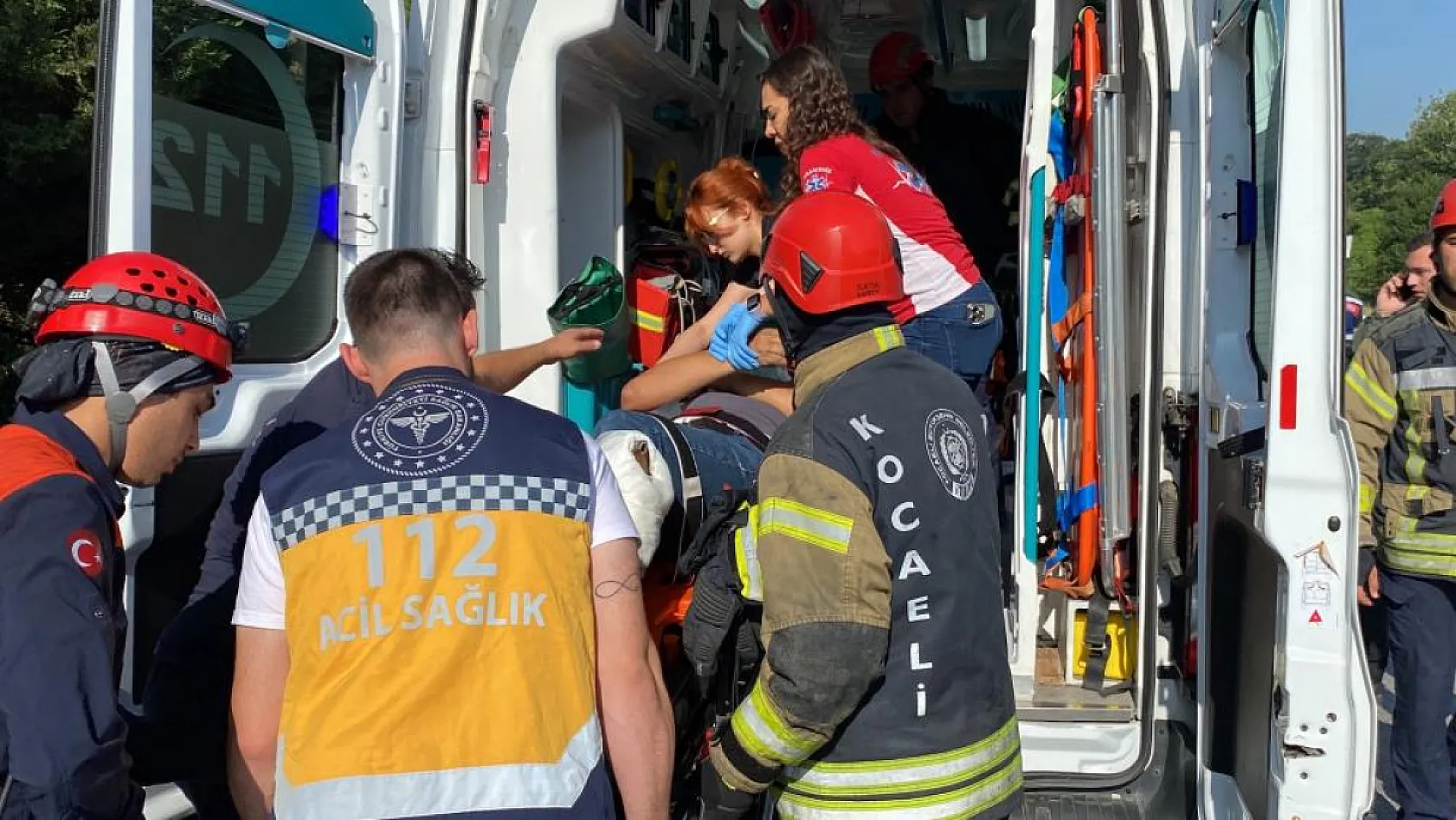İşçi servisi ile kamyon kafa kafaya çarpıştı: 1'i ağır 27 yaralı