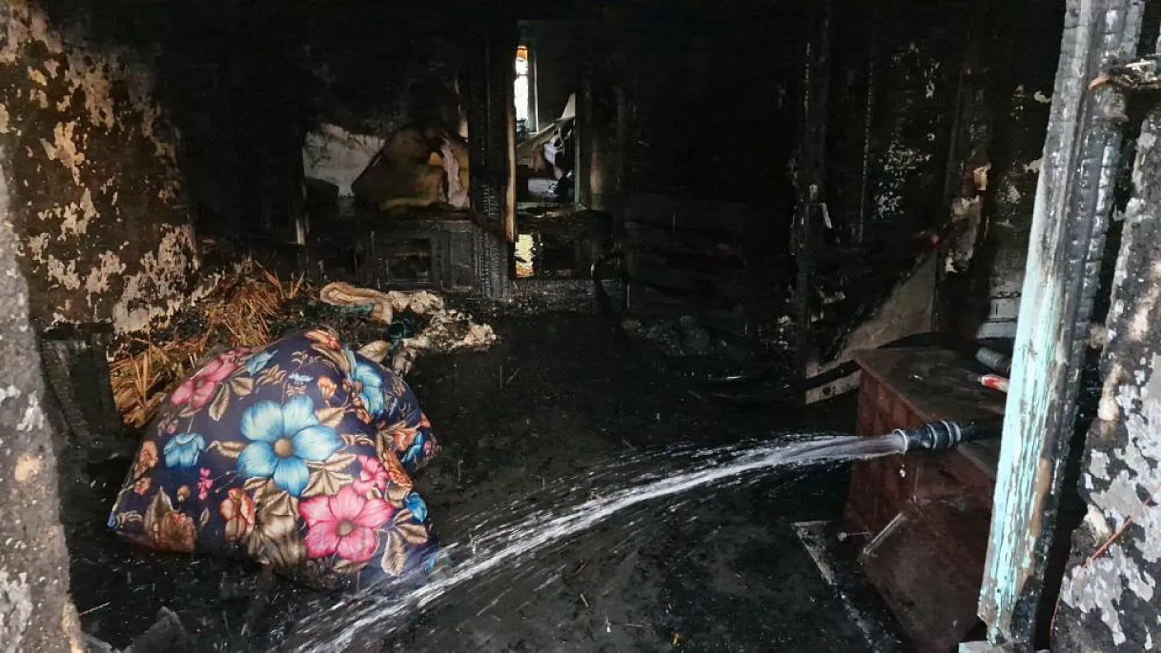Ev sahibine kızan öfkeli kiracı evi ateşe verdi